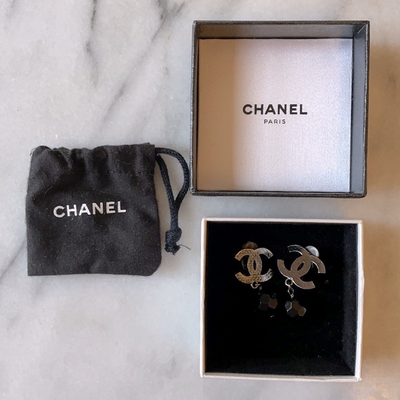 Real Chanel Earrings with double C logo & black bead - Picture 5 of 5